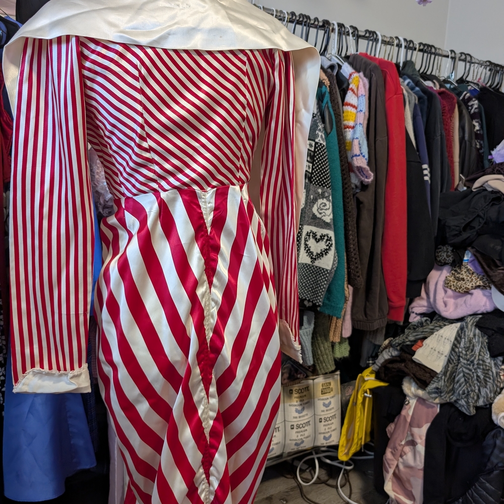 Red and White Circus/Clowncore Striped Satin Robe - Picture 5 of 5